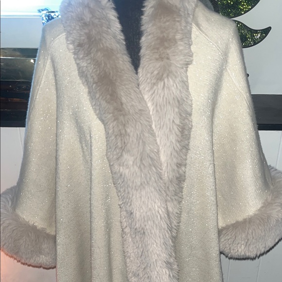 Sioni Elegant Beige Fur-Trimmed Cape - Picture 4 of 8
